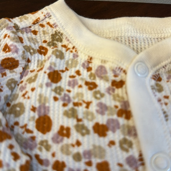 Carter’s girls size 3 months outfit with feet - Picture 2 of 3